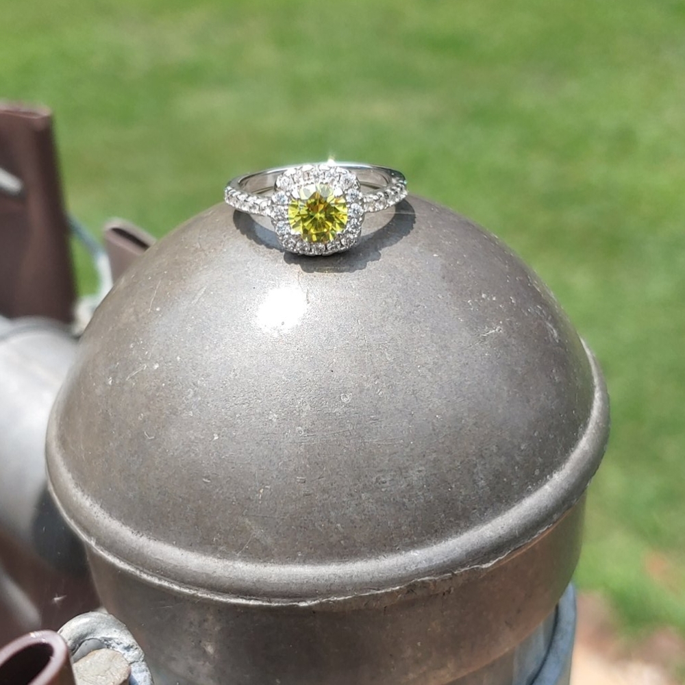 Beautiful Womens Ring - Picture 2 of 3